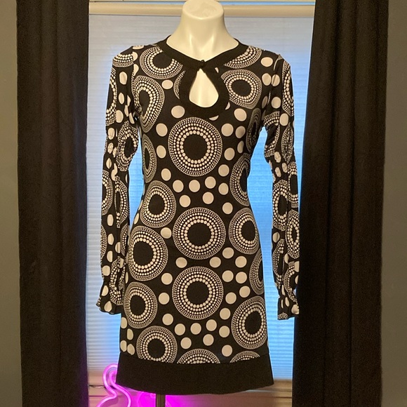 Bison Bisou white mandala pattern dots with polka dots on black size M - Picture 1 of 10